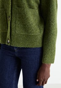Vero Moda BOOM LS V-NECK BUTTON  NOOS - Vest - cypress