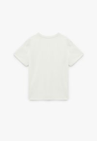 Valkoinen lyhythihainen t-paita, joka on valmistettu puuvillasta. T-paidassa on pyöreä kaula-aukko ja yksinkertainen, koristelematon takasuunnittelu.