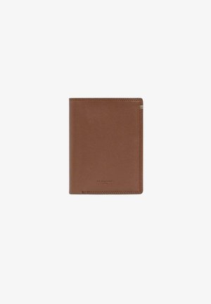 Portafoglio in pelle marrone con una texture liscia, design bifold, marchio sottile e dettagli hardware minimi. Forma compatta e rettangolare.
