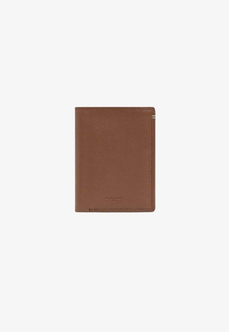 Portafoglio in pelle marrone con una texture liscia, design bifold, marchio sottile e dettagli hardware minimi. Forma compatta e rettangolare.