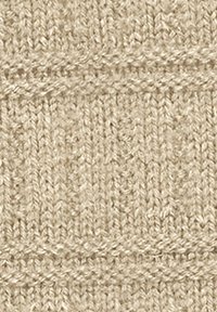 Tessuto lavorato a maglia beige con un motivo testurizzato, caratterizzato da dettagli di rigature verticali e orizzontali. Materiale morbido e flessibile.