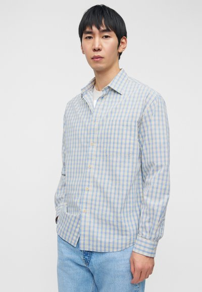 Ελαφρύ πουκάμισο με μακριά μανίκια σε μπλε και άσπρο καρό σχέδιο, με γιακά που κλείνει με κουμπιά και τσέπη στο στήθος. Μαλακή υφή υφάσματος.