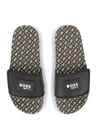 Črne natikače z vzorčeno podplatom v bež in črni barvi, s črnim trakom, ki prikazuje belo logotip "BOSS" in dodatke.