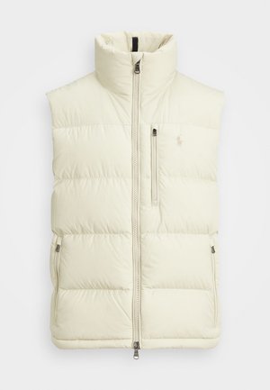 Gilet puffer leggero crema con colletto alto. Presenta una zip frontale, design trapuntato orizzontale e una tasca sul petto con zip.