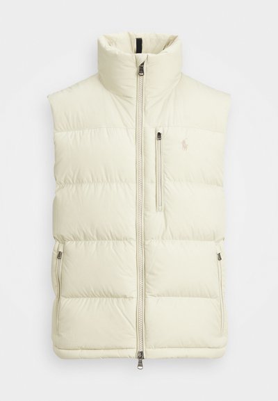 Colete acolchoado de cor creme clara com gola alta. Apresenta um fecho de correr frontal, design acolchoado horizontal e um bolso no peito com fecho de correr.