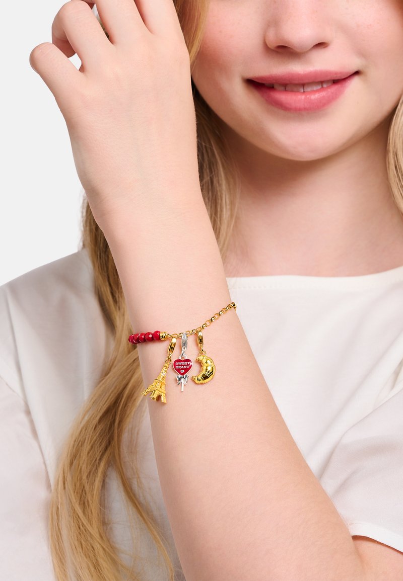Goldenes Charm-Armband mit roten Perlen, Eiffelturm, Croissant, Herz und silbernen Tänzer-Charms. Glatte Kette mit farbenfrohen Akzenten.