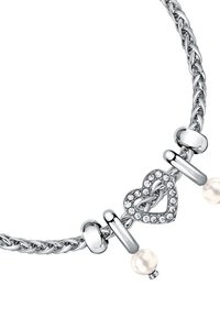Bracciale intrecciato in argento con ciondolo a forma di cuore decorato con strass trasparenti, due accenti di perle bianche rotonde e maglie metalliche lisce.