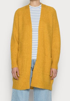 Cardigan giallo senape realizzato in materiale a maglia testurizzato, con apertura frontale, maniche lunghe e due tasche a toppa frontali.