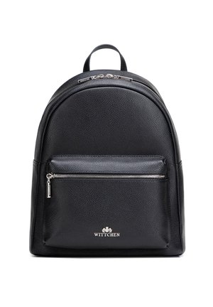 Zwarte rugzak van getextureerd leer met voorvak met ritssluiting, zilveren rits, handvat bovenop en Wittchen-logo geperst op het onderste voorpaneel.