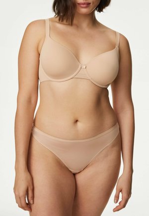 Beigeondersteunende bh met gladde cups en verstelbare bandjes, gecombineerd met bijpassende beige naadloze slipjes. Beide items hebben een zachte textuur.