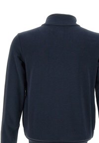 Pullover di un blu navy scuro, con colletto alto, maniche lunghe, texture liscia e design aderente. Nessun hardware visibile o motivi.