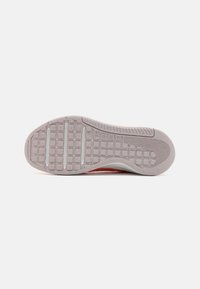 Nike Performance MC TRAINER 3 - Træningssko - light wild mango/light violet ore/platinum violet/summit white