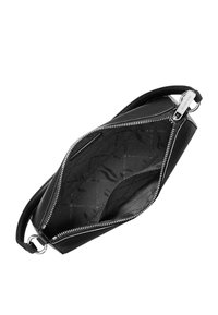 Borsa a tracolla in pelle nera con chiusura con zip, texture liscia e una maniglia singola. L'interno presenta un motivo logo su una fodera in tessuto nero.