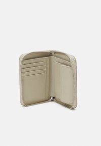 Calvin Klein QUILT MEDIUM ZIP AROUND WALLET - Portemonnee - stoney beige