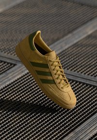 adidas Originals HANDBALL SPEZIAL UNISEX - Sapatilhas - golden beige/focus olive