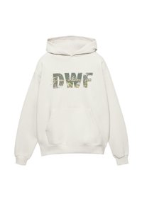 Bela kapuca iz mehke tkanine, ki ima sprednji žep in velik grafični napis "DWF" z teksturiranim zelenim tiskom na prsih.