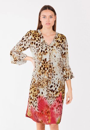 Abito con stampa leopardata, scollo a V e maniche a campana, realizzato in un tessuto leggero e setoso che sfuma in un motivo floreale rosa all'orlo.