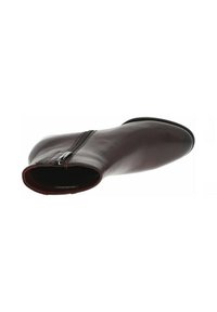 Botín de cuero en un burdeos oscuro con un acabado suave, que presenta un cierre lateral para poner y quitar fácilmente. Punta redondeada y diseño minimalista.