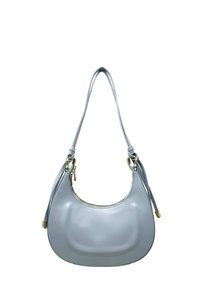 Jasnoniebieska, lśniąca torebka skórzana o zakrzywionym kształcie, z pojedynczym uchwytem i akcentami z pozłacanego metalu. Gładka tekstura o minimalistycznym stylu.
