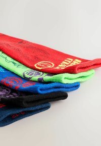 Cinq chaussettes colorées pliées empilées en diagonale, présentant différents motifs graphiques sur chaque chaussette.
