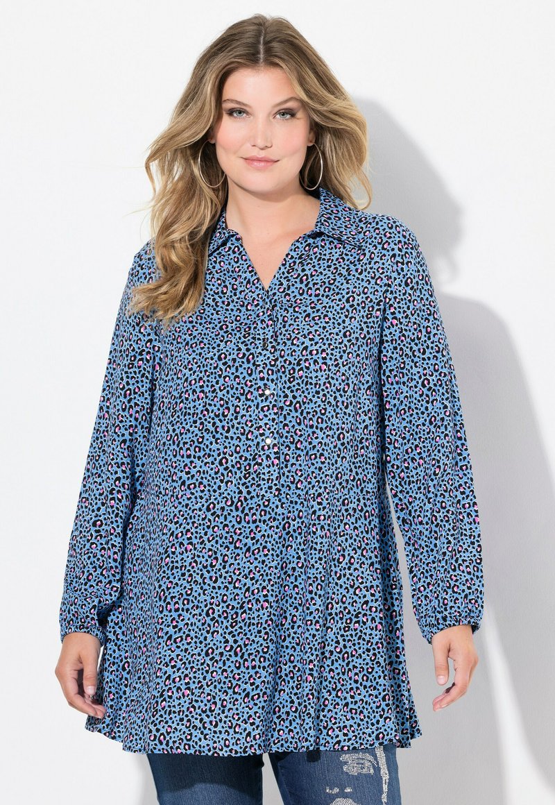 Košile s dlouhými rukávy a límečkem s modrým leopardím potiskem, s volným střihem a sklady v oblasti pasu.