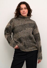 Gebreide trui met een hoge hals, voorzien van afwisselende zwarte en beige verticale strepen, een ontspannen pasvorm en een geribbelde textuur.