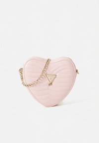 Borsa rosa a forma di cuore realizzata in ecopelle trapuntata, con tracolla a catena dorata e un dettaglio logo triangolare sul davanti.