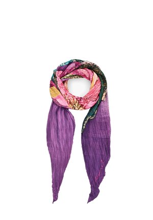 Sciarpa leggera attorcigliata a forma di anello con un motivo colorato che include tonalità rosa, verde, giallo e viola, terminante con pannelli di tessuto viola appuntiti.