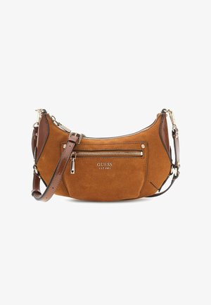 Bolso de hombro Guess de ante y cuero marrón con bolsillo delantero con cremallera, correa ajustable, y herrajes en tono dorado, con el logo EST 1981 visible.