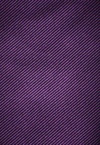 Lila tyg med ett diagonalt randigt mönster, vävd textur med varierande nyanser av lila som skapar djup och visuell intresse.