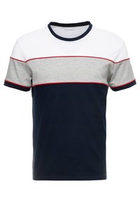 Camiseta de manga corta en rayas blancas, grises y marinas con acentos rojos; cuello redondo, material de algodón, ajuste casual, textura lisa.