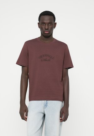 T-shirt court à manches courtes de couleur bordeaux avec le texte "ORIGINALS" brodé dans un design courbé. Fabriqué en tissu doux, avec un col rond et une coupe décontractée.