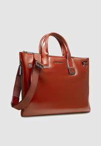 Rote Lederhandtasche mit glatter Textur, zwei Griffen, abnehmbarem Schulterriemen und blauen Akzentdetails. Mit Reißverschluss ausgestattet.