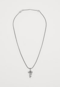 Colier din argint cu pandantiv în formă de cruce, având un design floral. Lantul are un model cu zale și se închide cu un clasp.