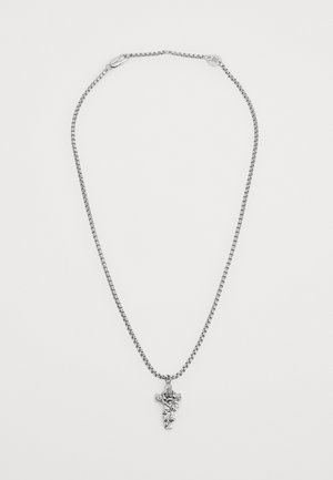 Collana in argento con pendente a croce caratterizzato da un design floreale. La catena presenta un modello a maglie ed è dotata di chiusura a moschettone.