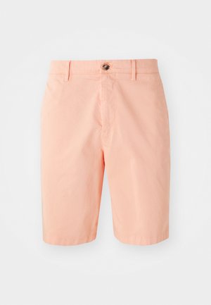 Shorts de couleur pêche en tissu léger, avec un design classique, une fermeture à bouton sur le devant et des poches latérales.
