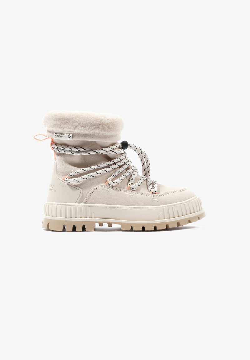 Beige waterdichte laars met een zachte, faux-fur boord, gemusterde veters en een robuuste rubberen zool, met een gestructureerde afwerking en afgeronde neus.