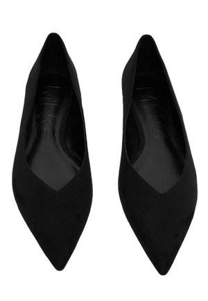 Par de zapatos planos negros con punta puntiaguda y un diseño elegante y minimalista, mostrados desde arriba sobre un fondo blanco.