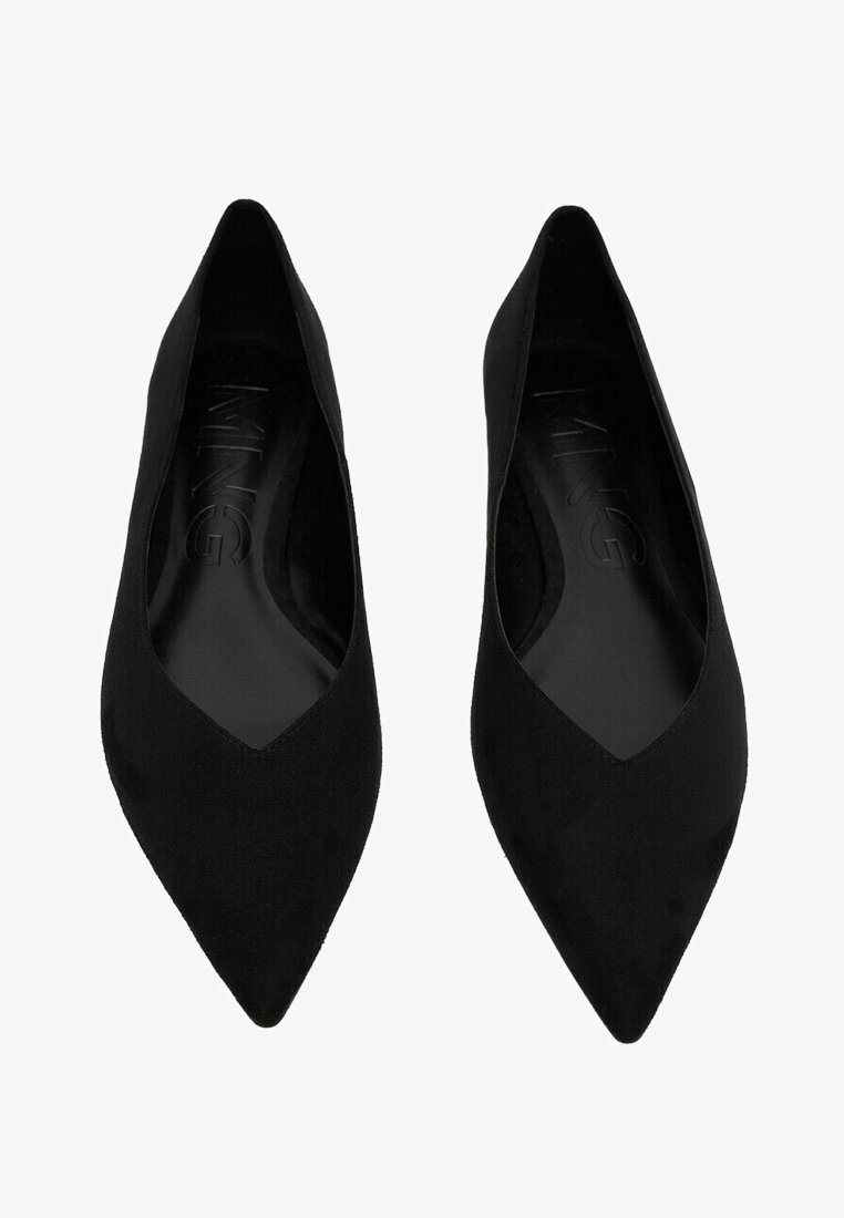 Paire de chaussures plates noires à bout pointu avec un design épuré et minimaliste, montrée de dessus sur fond blanc.
