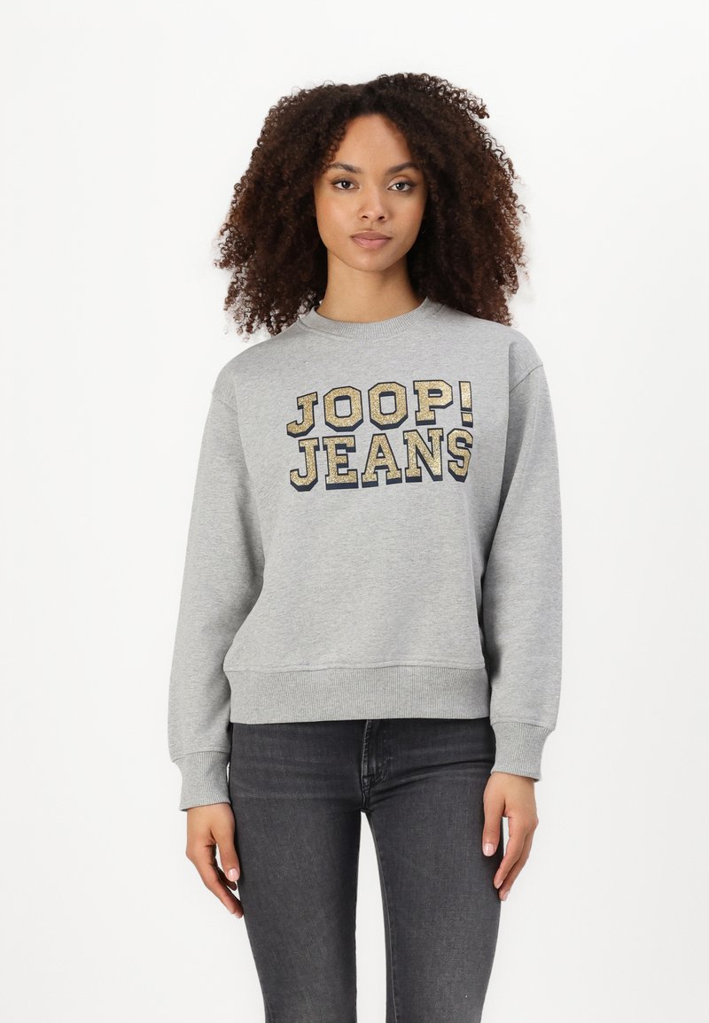 Felpa grigia realizzata in misto cotone, con grande scritta "JOOP! JEANS" in oro e blu navy. Collo arrotondato e polsini a coste.