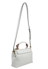 Borsa a mano in pelle bianca con una forma strutturata, una tracolla rimovibile e un manico superiore annodato. Presenta hardware dorato e accenti neri.