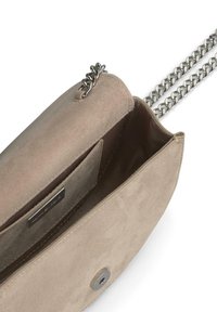 Borsa a tracolla in suede beige con tracolla in metallo argentato, con chiusura a scatto e tasca interna. Texture liscia e design minimalista.