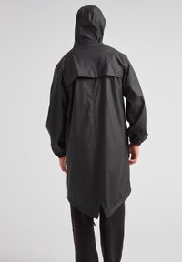 Schwarzer wasserdichter Regenmantel mit Kapuze, lockerer Schnitt, elastischen Bündchen und einem längeren Rücken. Glatte Textur, minimales Design.