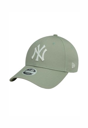 Gorra de béisbol verde claro con un logo bordado en blanco de los New York Yankees, visera curva y correa ajustable en la parte posterior. Marca New Era visible.