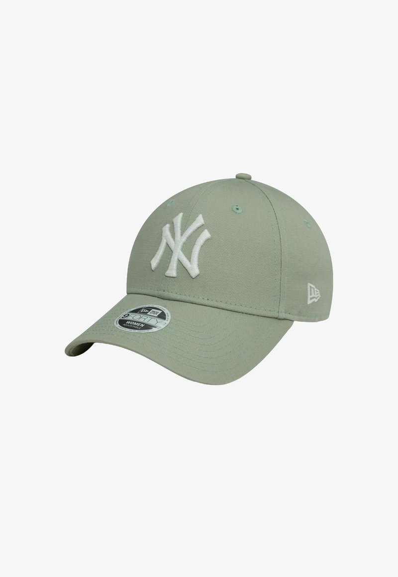 Gorra de béisbol verde claro con un logo bordado en blanco de los New York Yankees, visera curva y correa ajustable en la parte posterior. Marca New Era visible.