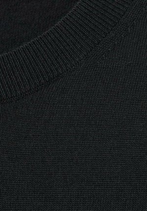 Crna tkanina pletenog džempera s prikazom izbliza glatke, teksturirane završne obrade i detalja rebrastog okruglog ovratnika.