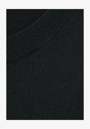 Crna tkanina pletenog džempera s prikazom izbliza glatke, teksturirane završne obrade i detalja rebrastog okruglog ovratnika.