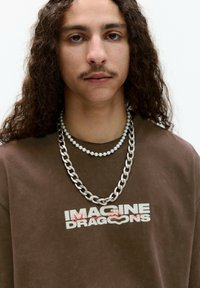 PULL&BEAR IMAGINE DRAGONS - Potiskana majica - brown