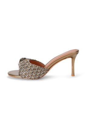 Sandalia mule de tacón alto y puntera abierta con tacón metálico dorado y tira cubierta de brillantes strass.