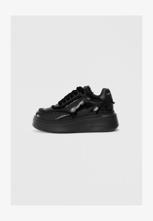 Baskets en cuir verni noir avec semelle plateforme, dotées d'accents en fausse fourrure, de lacets ronds et d'un marquage sur le côté et le talon.